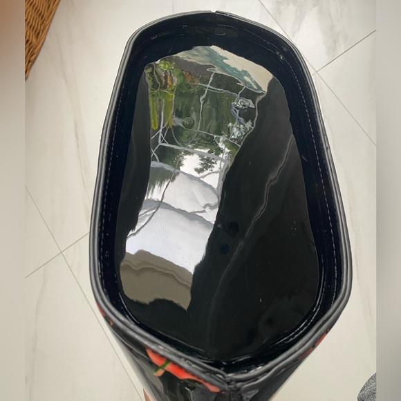 Woman’s Faux Patent Leather Poppy & Butterfly Print Black Tote Handbag - Picture 8 of 16